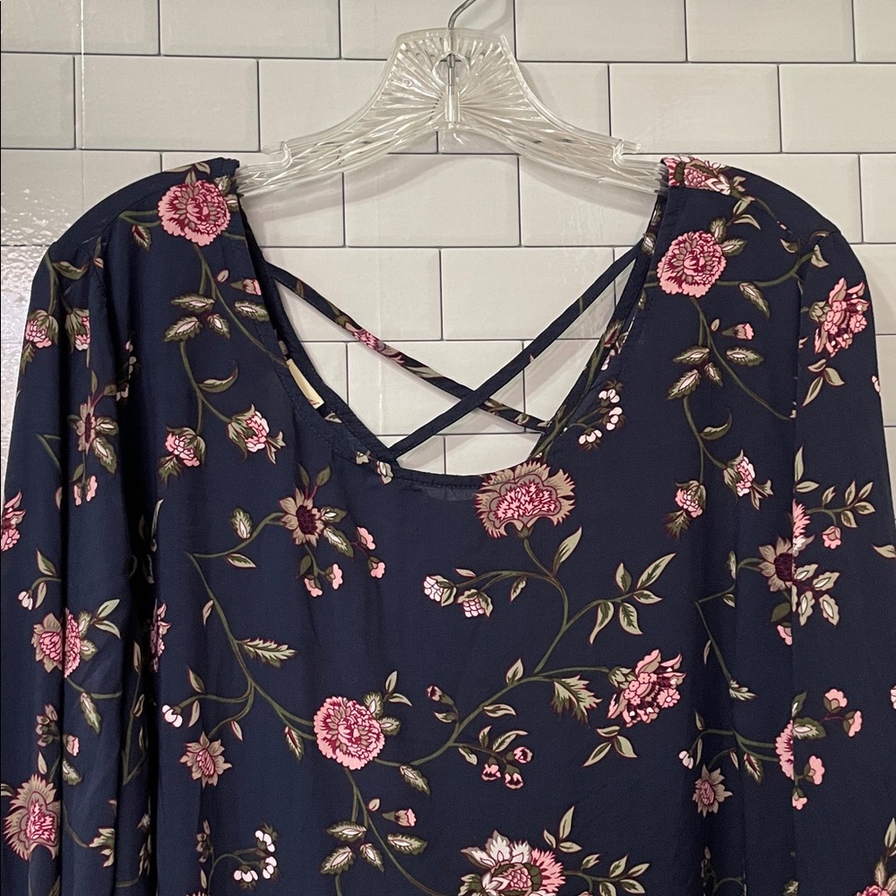Faded Glory Navy‎ Floral Bell Sleeve Crisscross Back Top size 2X - Picture 2 of 15